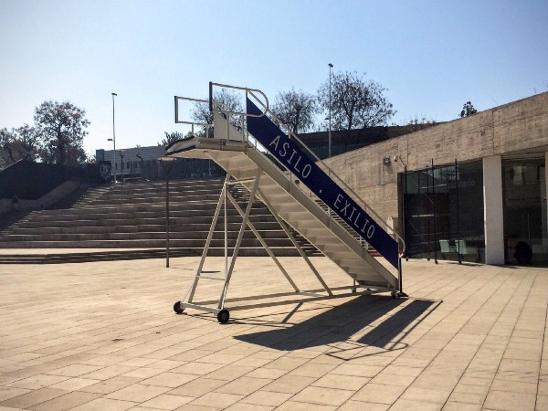 Chile, ame-o ou deixe-o — escada na entrada do Museo de la Memoria y los Derechos Humanos